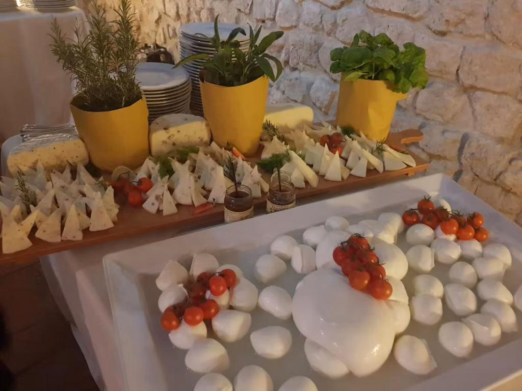 Un piatto servito durante un ricevimento all'abbazia