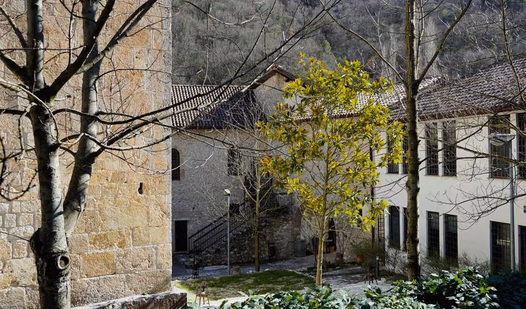 L'edificio dell'abbazia visto dall'esterno, sulla Via Salaria a Micigliano