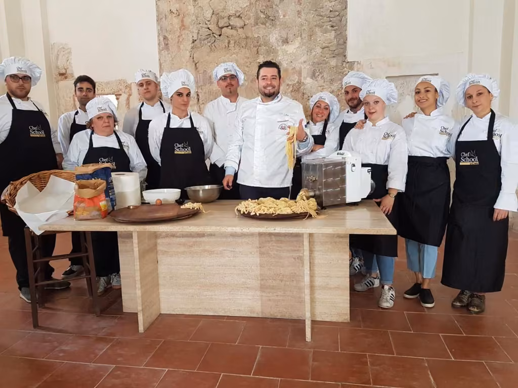 Gli ospiti durante un ricevimento all'abbazia
