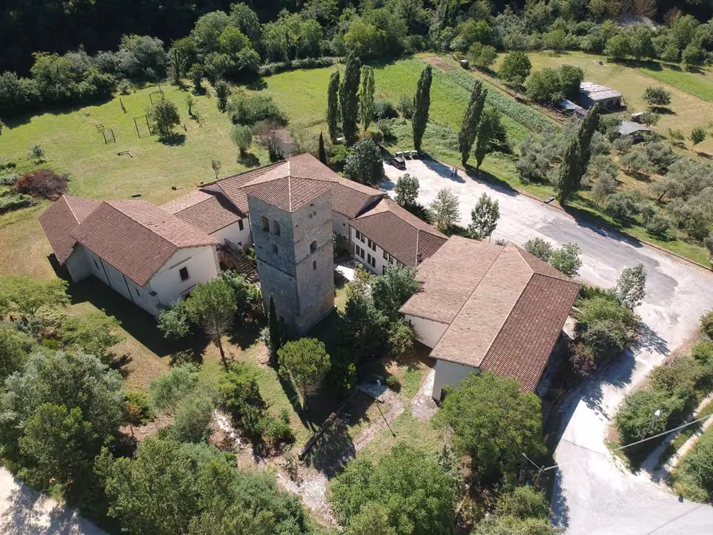 Vista dall'alto del complesso dell'abbazia e dei suoi tetti
