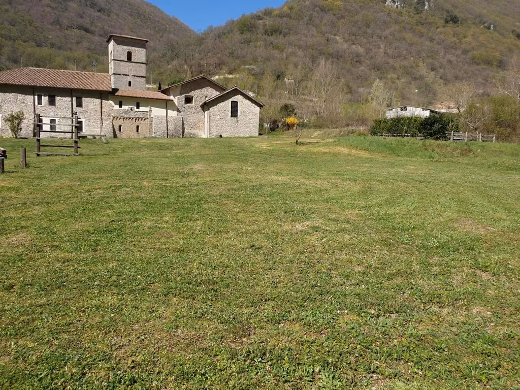 La vista sulle montagne dell'Alta Valle del Velino dall'abbazia